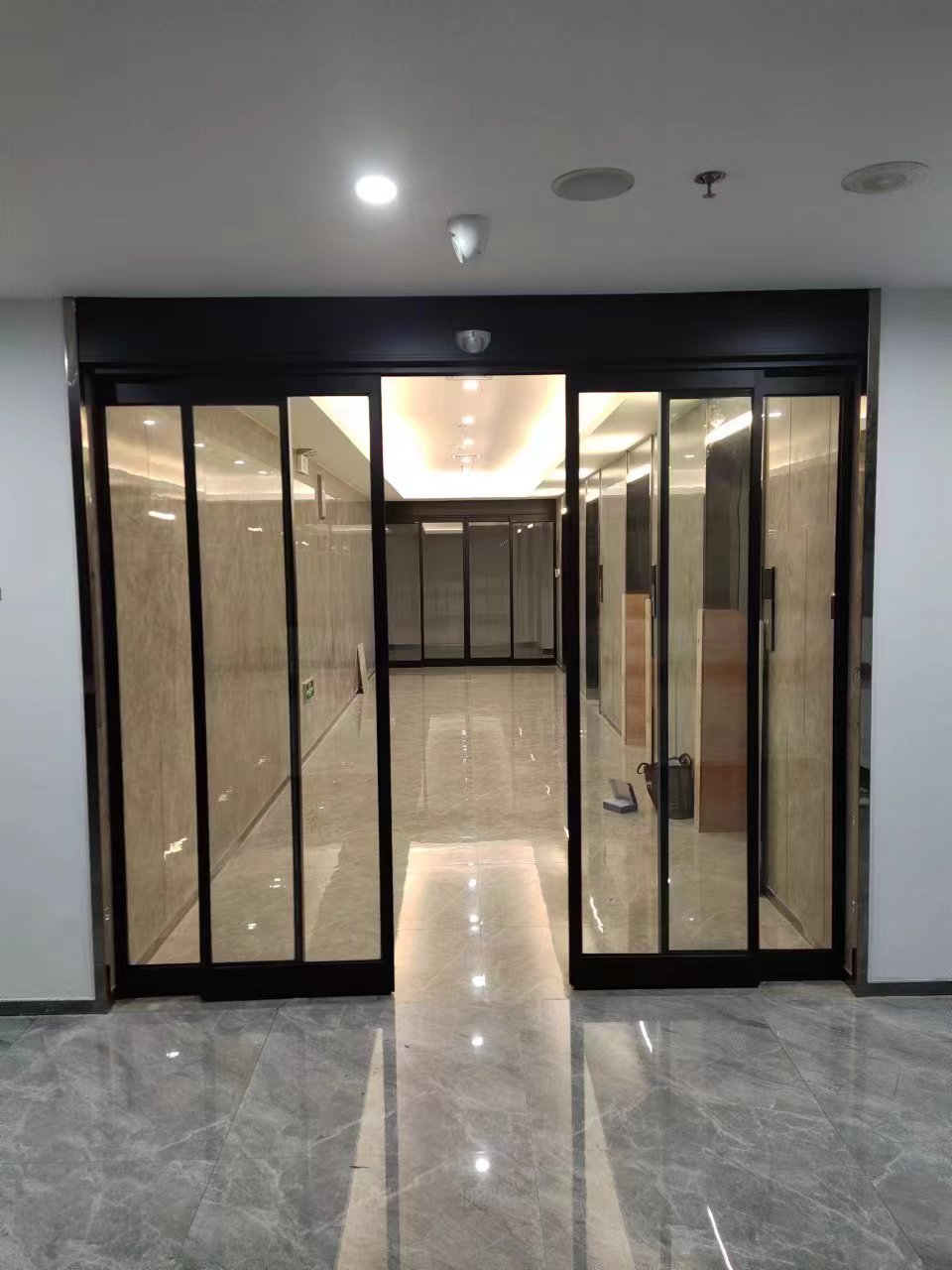 如皋市玻璃伸缩门